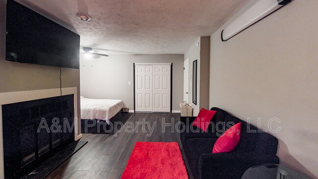 Building Photo - 3120 Greenbriar Dr