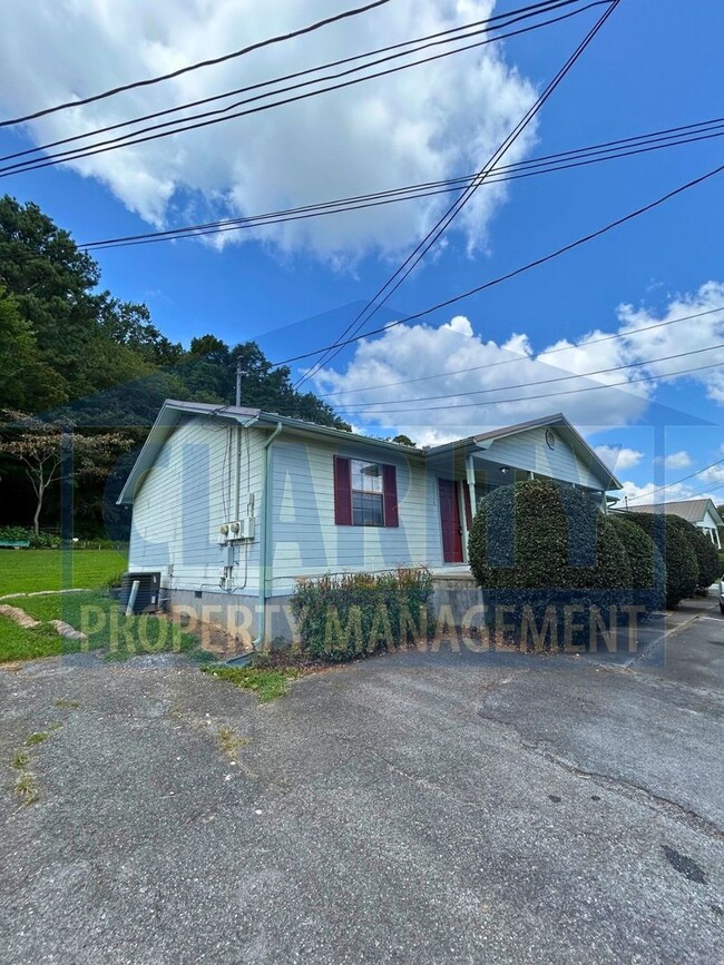 Building Photo - 3014/3016 Blue Springs Rd