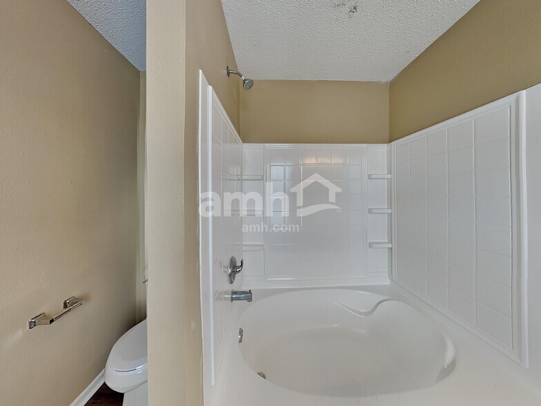 Building Photo - 5862 N Quincy Dr