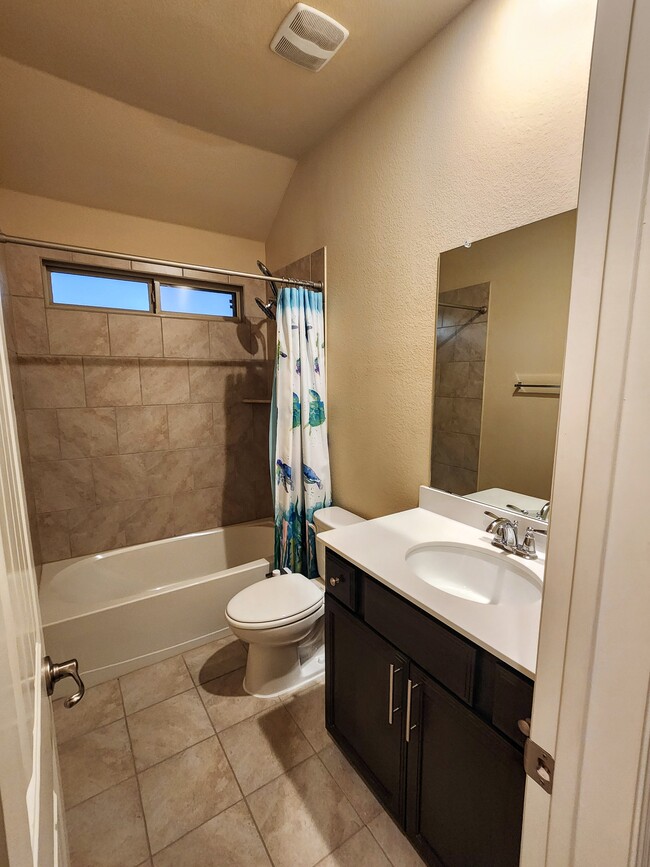 Full bath (upstairs) - 4020 BLESSINGTON DR