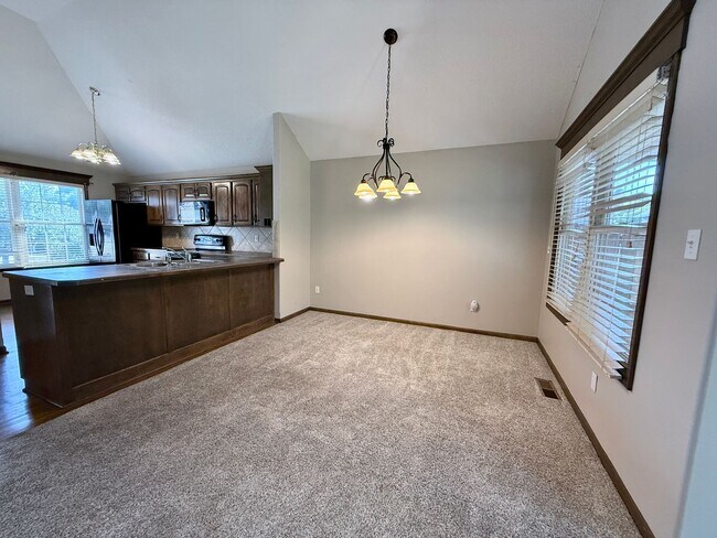 Building Photo - 1303 Cottonwood Ave