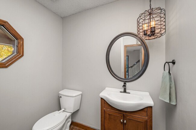 Building Photo - Stunning Remodeled 4BR Home w/ Pond View &...