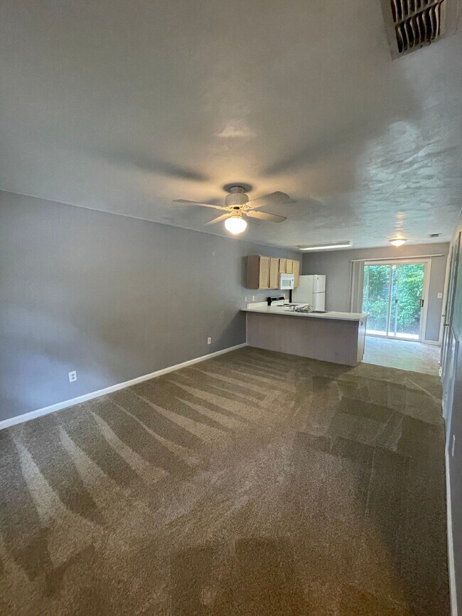 Building Photo - 2/2.5 Townhouse off Tennessee Street - Washer and Dryer in unit