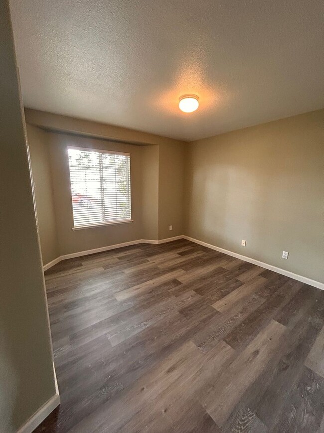 Building Photo - Nice home for rent in Hanford