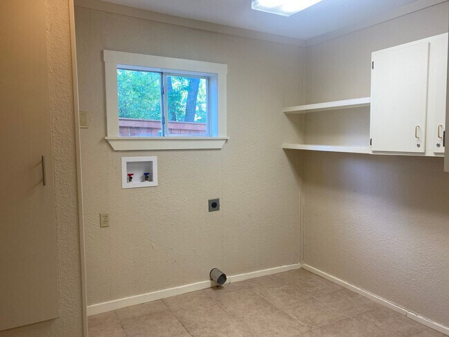 Building Photo - 2 BEDROOM