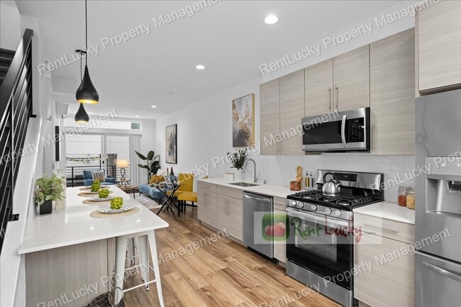 Building Photo - Like-New 2-Bedroom Townhome in Seattle w/R...