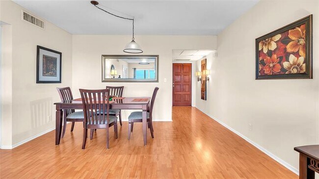 Building Photo - 3150 N Palm Aire Dr
