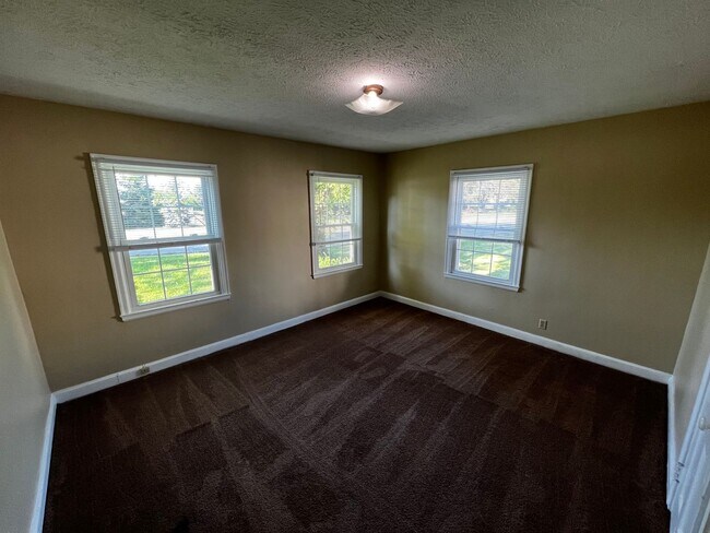 Building Photo - 4bed/2bath Available August 2024