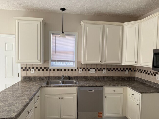Building Photo - Jack Britt School District! 5br, 2.5 ba