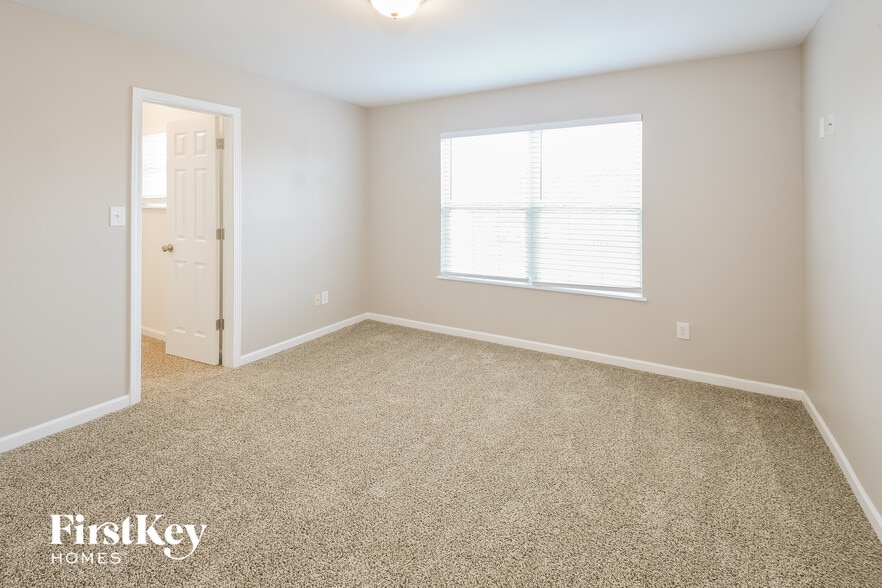 Building Photo - 2334 Layton Park Dr