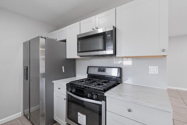 Building Photo - 1407 Avebury Cir