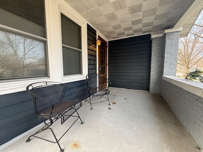 Building Photo - Stylish Hardwood Floors | Fenced Yard | 2-Car Garage | Prime Location