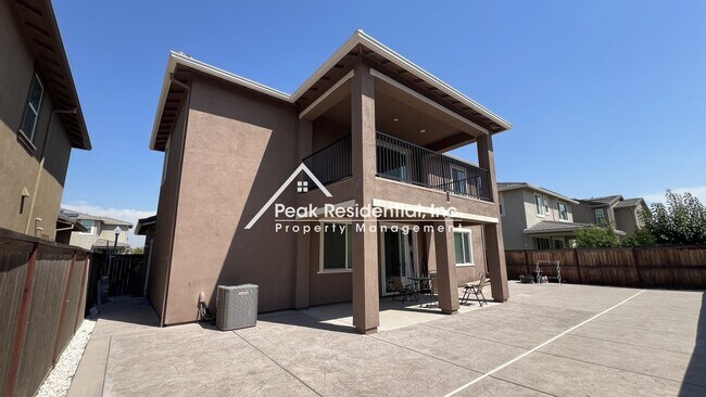 Building Photo - Still looks new. 4-bedroom home in North N...