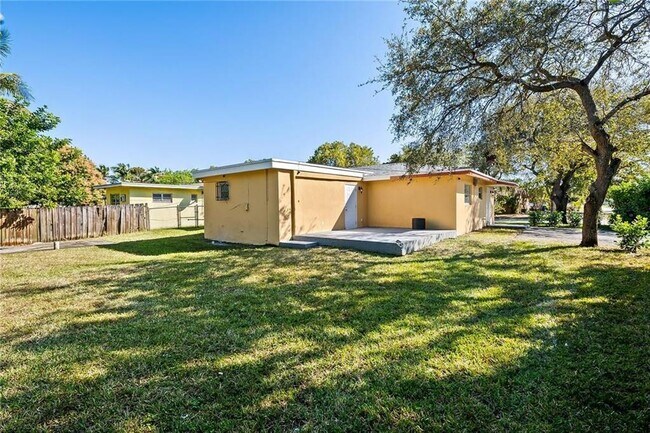 Building Photo - 583 NW 17th Pl