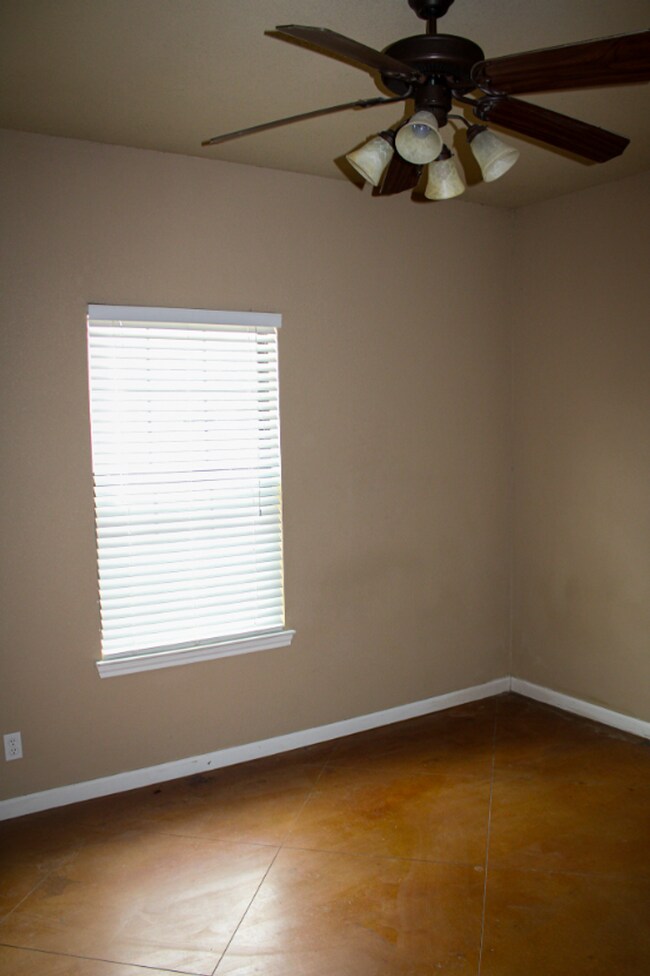 Building Photo - 208 Garden Dr