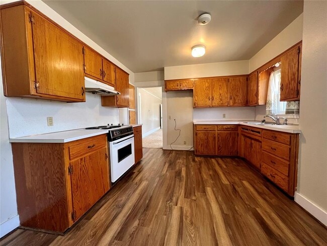 Building Photo - 419 E 6th St