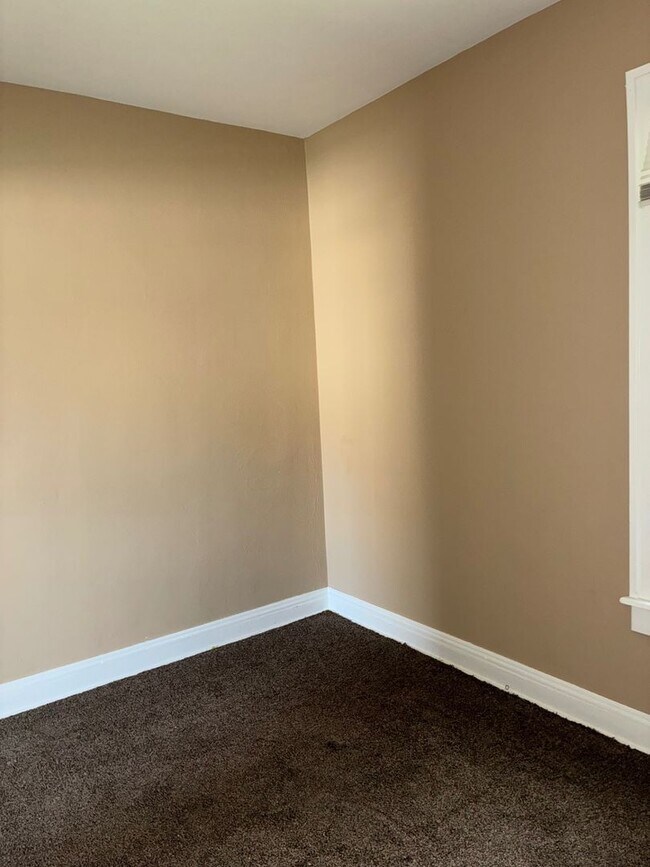 Building Photo - Charming 3-Bedroom Property in Prime Location