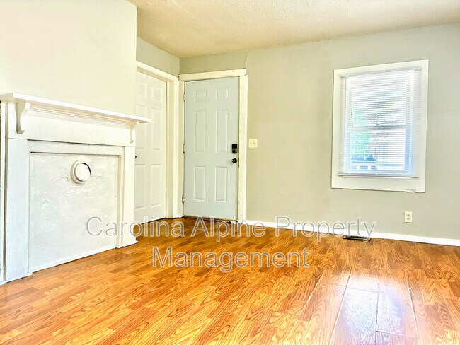 Building Photo - 405 S Oak St