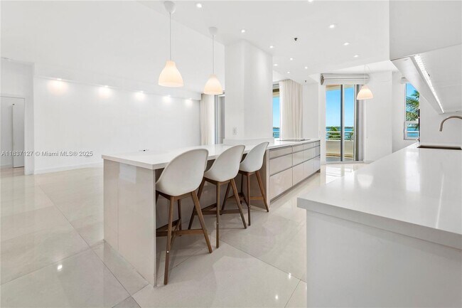 Building Photo - 808 Brickell Key Dr