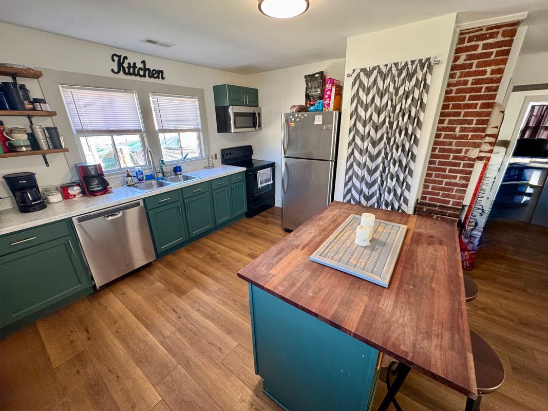 Building Photo - 194 E Pine St