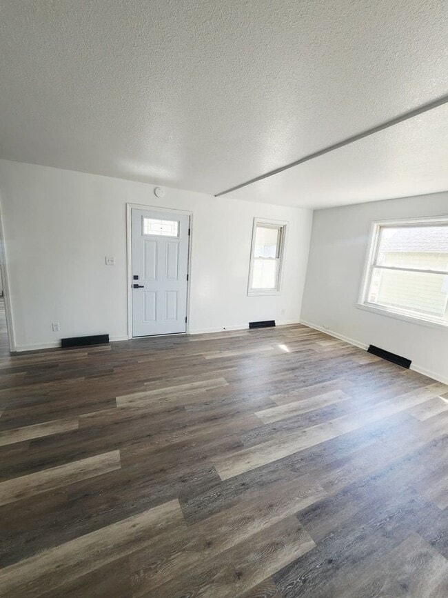 Building Photo - 564 Haller St