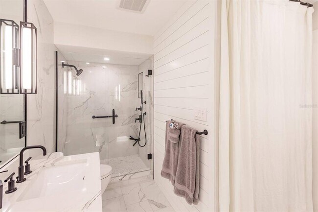 Building Photo - 1055 W Peppertree Dr