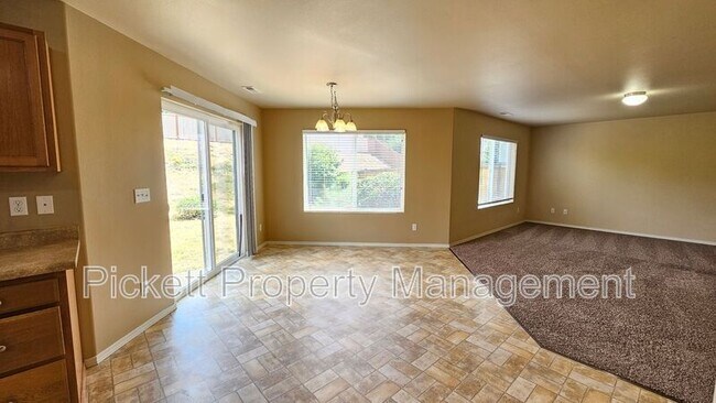 Building Photo - 2369 SW Siskin Cir