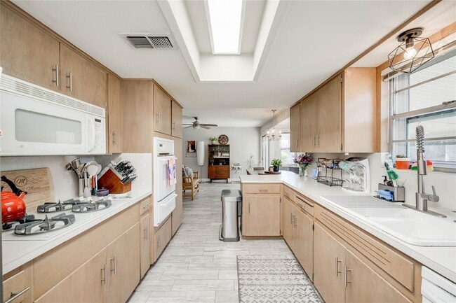 Building Photo - 11512 Oak Trail