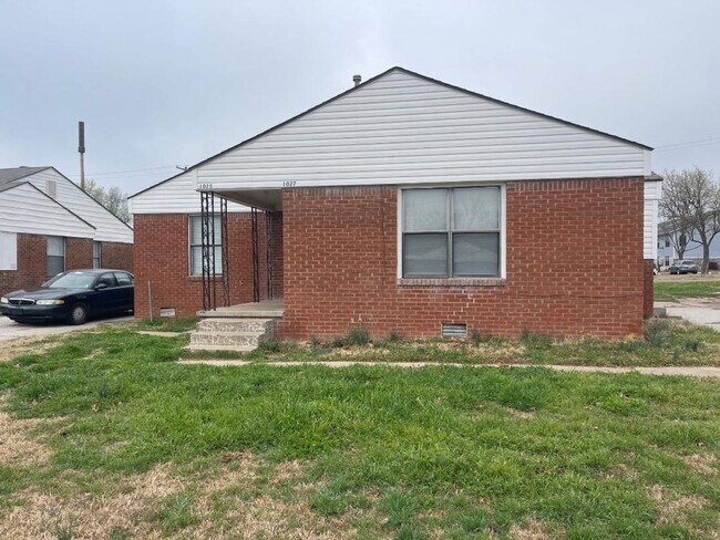 Primary Photo - 2 BED 1 BATH DUPLEX FOR LEASE