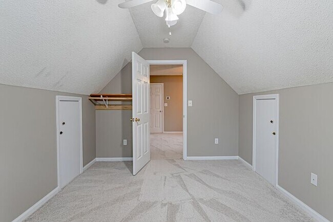 Building Photo - Bedroom on Main, Riverside Schools, Fenced...