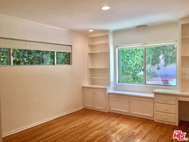 Building Photo - 4031 Hollyline Ave
