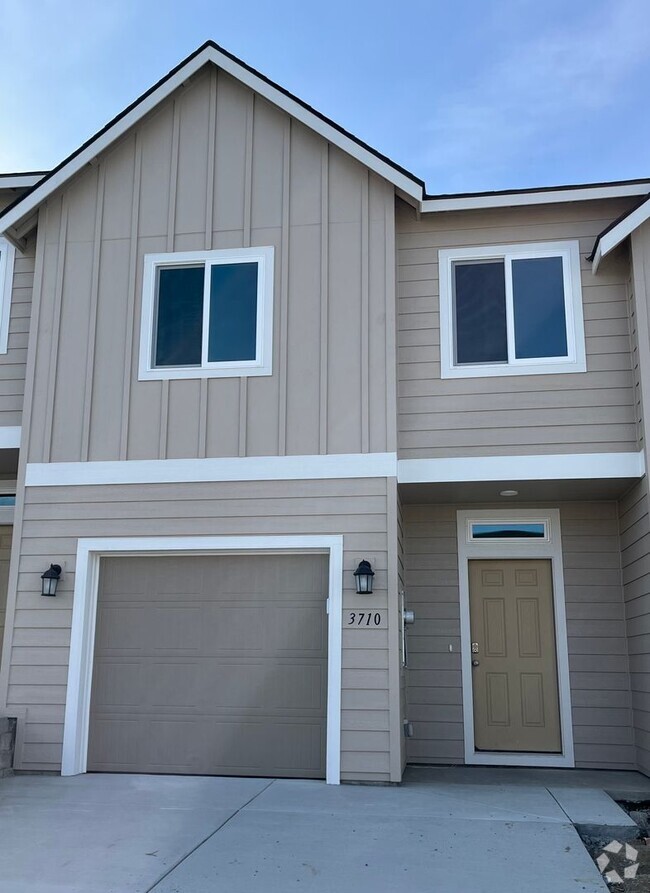 Building Photo - Brand New Townhome!