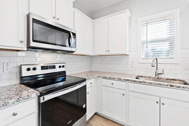 Building Photo - Like New 3 Bedroom Home Walk to DT Clayton!