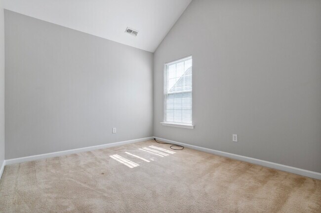 Building Photo - Spacious 4BR/3BA Home Near Downtown Durham | Deposit-Free Living | 1st-Floor Bedrooms