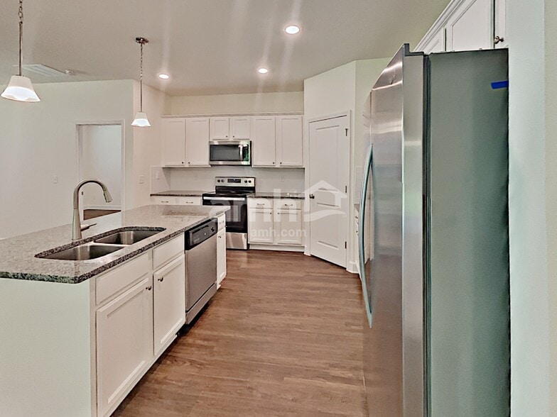 Building Photo - 3007 Creek Village Ln