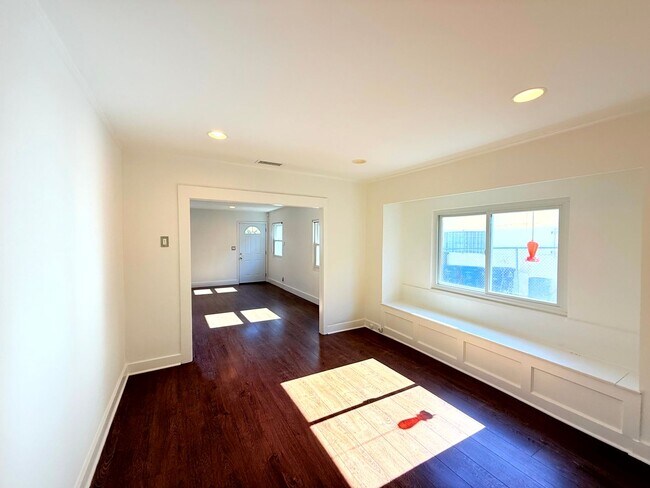 Building Photo - 4447 Lockwood Ave