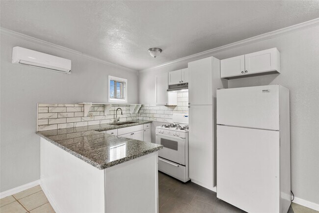 Primary Photo - 4811 Oakland St