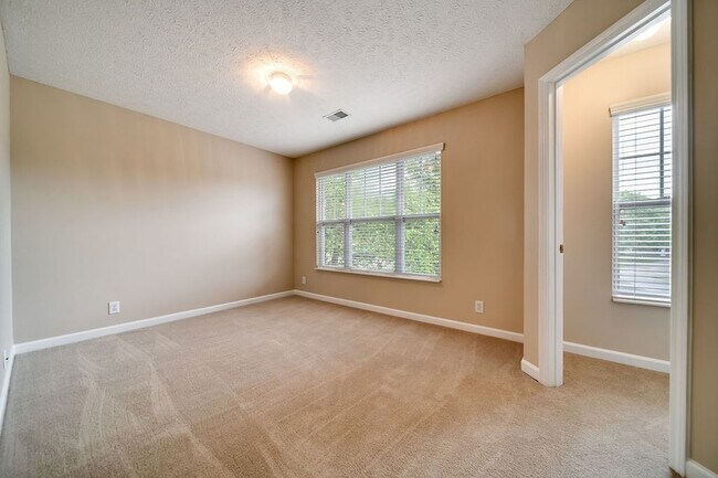 Building Photo - 102 Wagon Ct