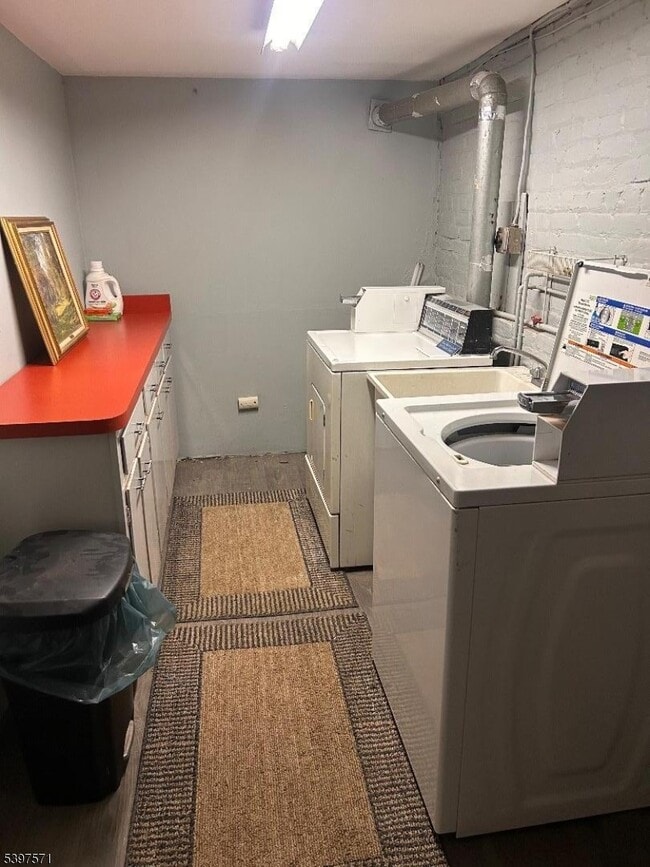 Building Photo - 18 Cedar St