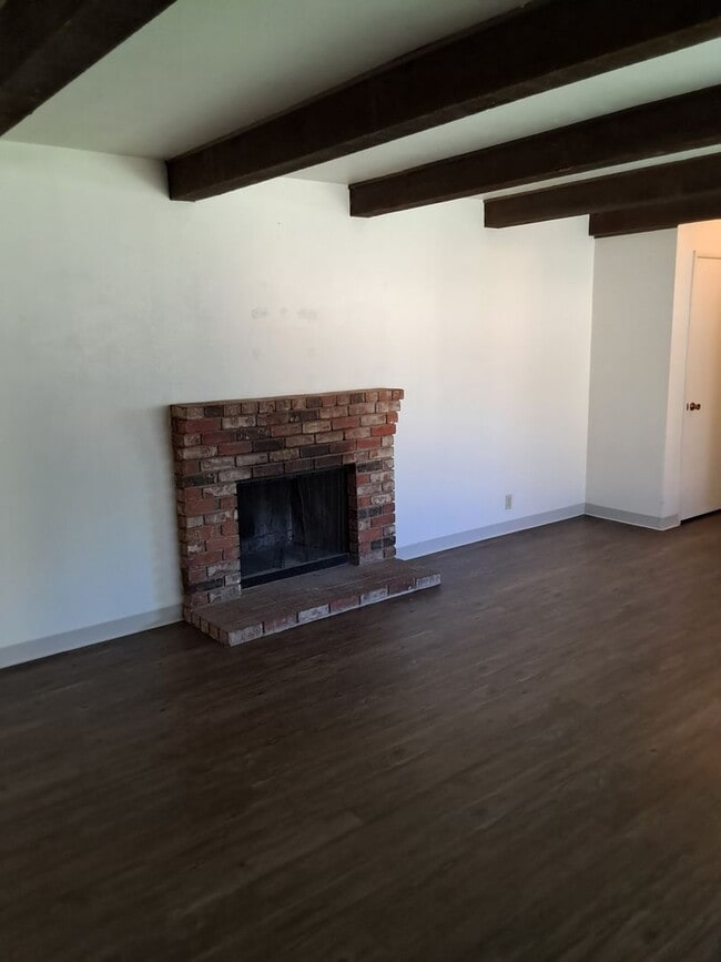 Building Photo - 3 bedroom duplex