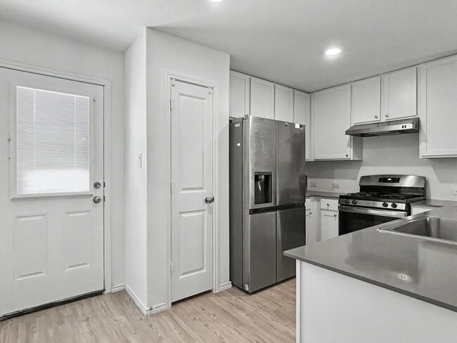Building Photo - Charming Single-Story Converse Home