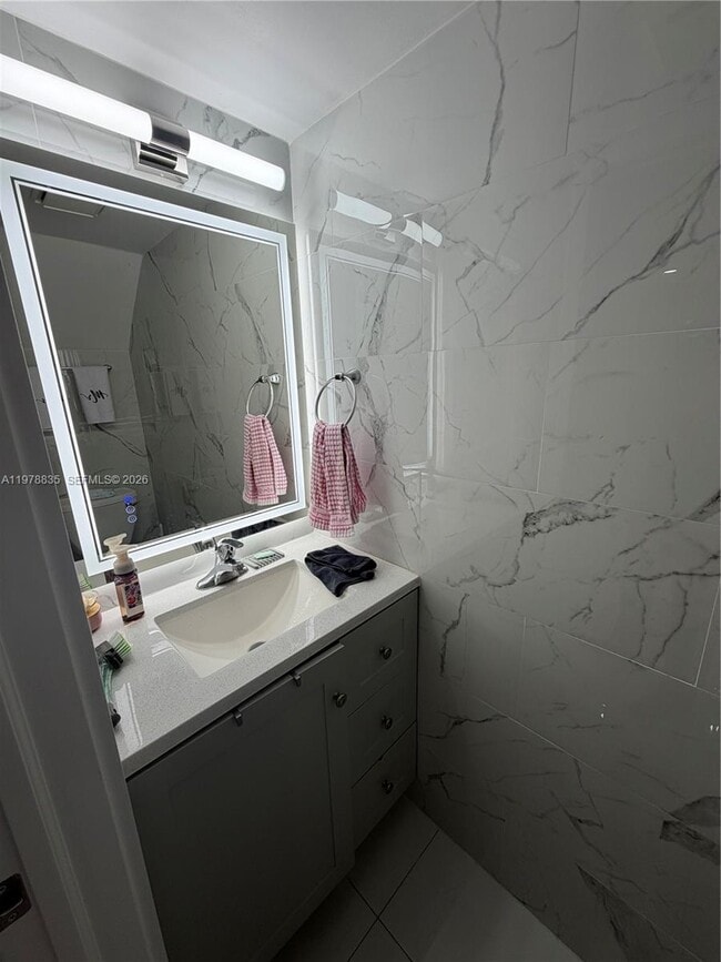 Building Photo - 844 W 41st St