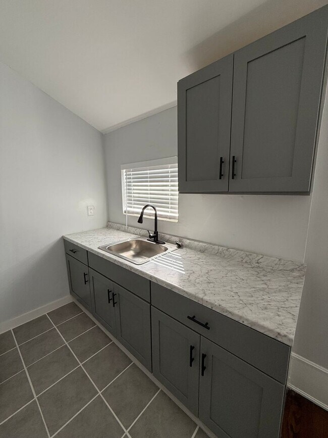 Building Photo - Super cool Apaartment in Historic Home Nea...