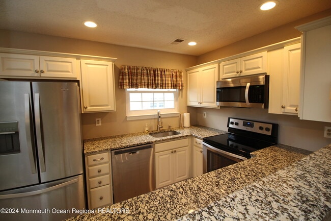 Building Photo - 145 Pine Oak Blvd