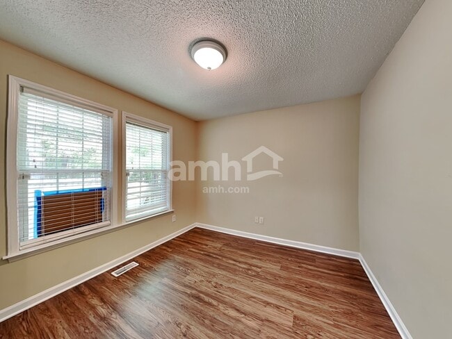 Building Photo - 1004 Moat Ct