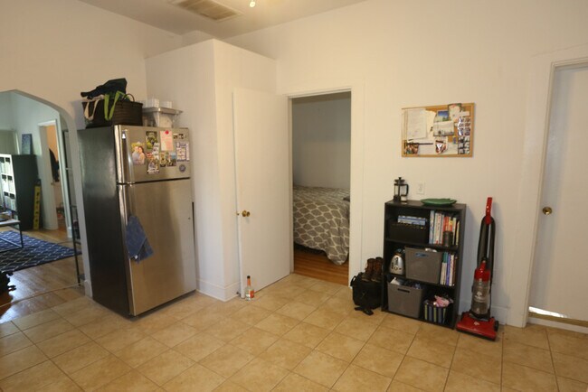 Building Photo - 430 S Racine Ave