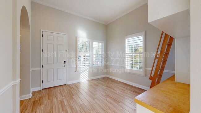 Building Photo - 628 Town Plaza Ave