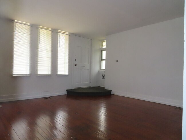 Building Photo - Ground floor apartment with shared yard, l...