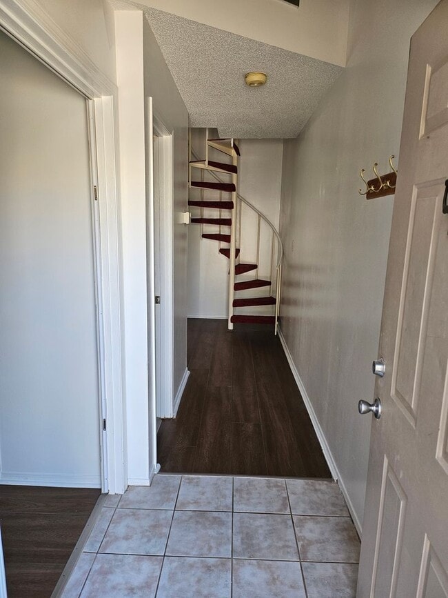 Building Photo - 2 Bed 1 bath loft