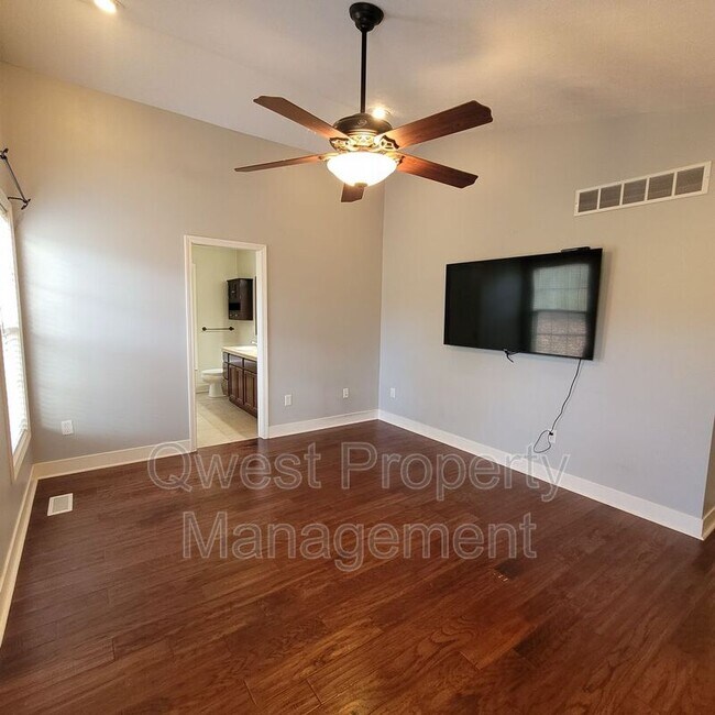 Building Photo - 79 River St